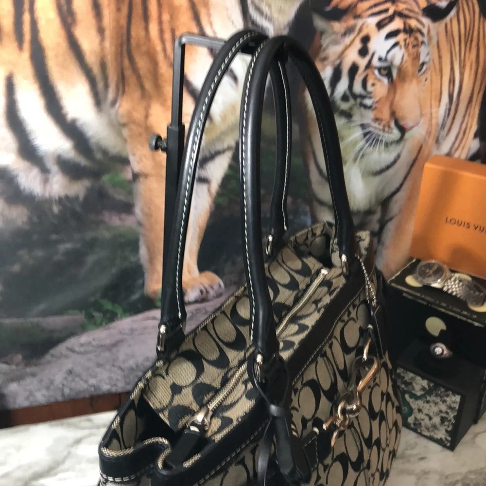 Coach Hamptons Signature C Medium Carryall Tote Bag. In GUC
Black Leather - Picture 4 of 15